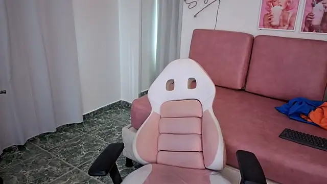 Snapshot of Adele_LatinLady chatting on 10/06/25, 09:15 Adele LatinLady online show from 10/06/25, 09:15