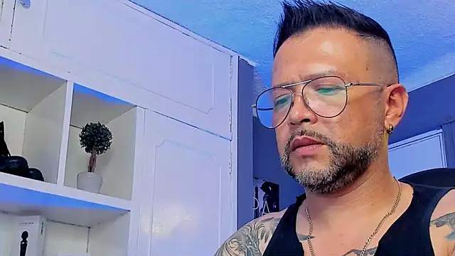 Snapshot of MrFrank_tattoo chatting on 03/15/25, 10:22 MrFrank tattoo online show from 03/15/25, 10:22