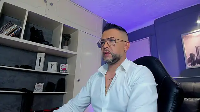 Snapshot of MrFrank_tattoo chatting on 09/19/25, 12:31 MrFrank tattoo online show from 09/19/25, 12:31