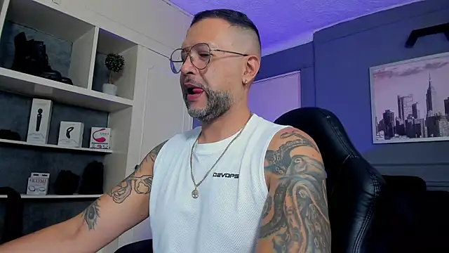 Snapshot of MrFrank_tattoo chatting on 10/04/25, 05:25 MrFrank tattoo online show from 10/04/25, 05:25