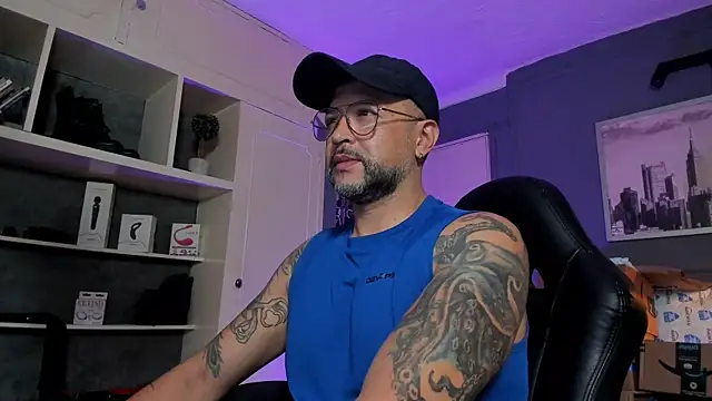 Snapshot of MrFrank_tattoo chatting on 10/18/25, 01:18 MrFrank tattoo online show from 10/18/25, 01:18