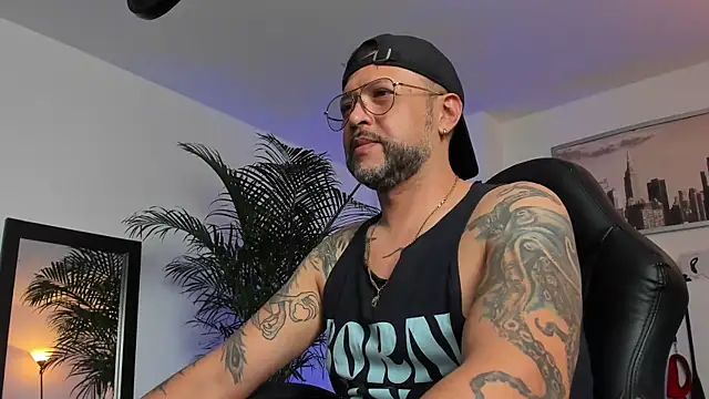 Snapshot of MrFrank_tattoo chatting on 01/29/25, 07:22 MrFrank tattoo online show from 01/29/25, 07:22