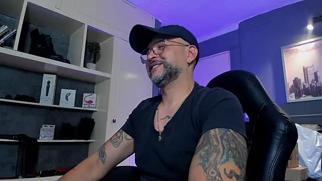 Snapshot of MrFrank_tattoo chatting on 09/11/25, 01:05 MrFrank tattoo online show from 09/11/25, 01:05