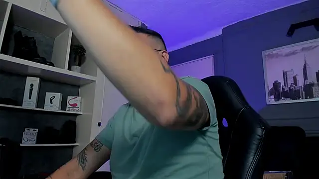 Snapshot of MrFrank_tattoo chatting on 09/23/25, 01:01 MrFrank tattoo online show from 09/23/25, 01:01