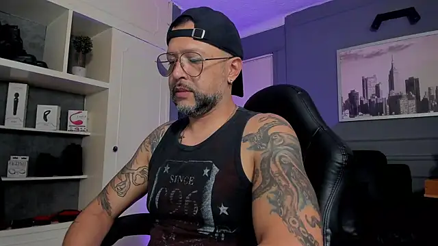 Snapshot of MrFrank_tattoo chatting on 09/26/25, 11:33 MrFrank tattoo online show from 09/26/25, 11:33