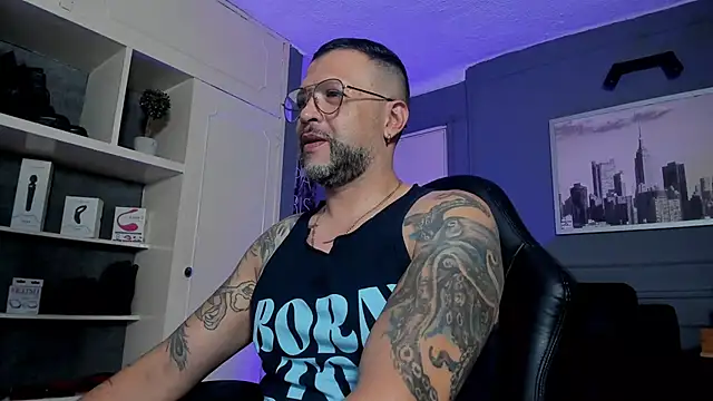 Snapshot of MrFrank_tattoo chatting on 10/10/25, 12:00 MrFrank tattoo online show from 10/10/25, 12:00