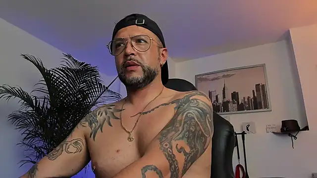 Snapshot of MrFrank_tattoo chatting on 01/29/25, 10:32 MrFrank tattoo online show from 01/29/25, 10:32