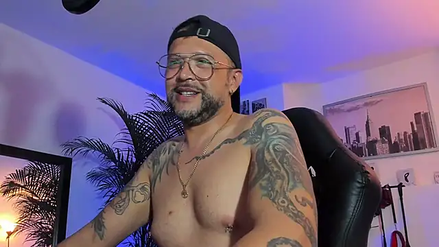 Snapshot of MrFrank_tattoo chatting on 01/30/25, 01:33 MrFrank tattoo online show from 01/30/25, 01:33