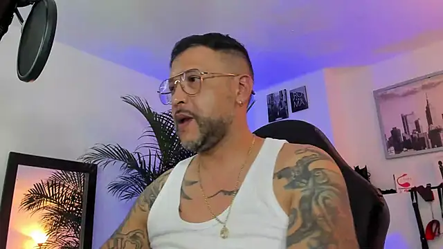 Snapshot of MrFrank_tattoo chatting on 01/21/25, 03:26 MrFrank tattoo online show from 01/21/25, 03:26