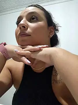 Snapshot of LizzRouse chatting on 10/14/25, 08:20 LizzRouse online show from 10/14/25, 08:20