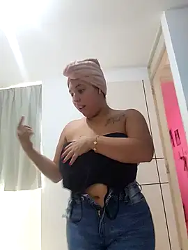 Snapshot of LizzRouse chatting on 11/12/25, 05:39 LizzRouse online show from 11/12/25, 05:39