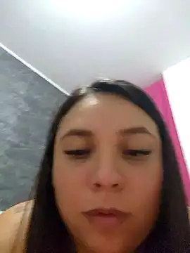 Snapshot of LizzRouse chatting on 10/20/25, 01:07 LizzRouse online show from 10/20/25, 01:07