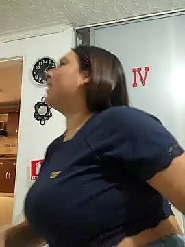 Snapshot of LizzRouse chatting on 11/06/25, 09:08 LizzRouse online show from 11/06/25, 09:08