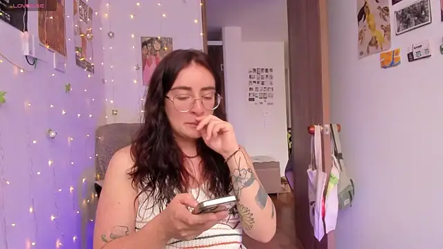 linda giggle online show from 11/06/25, 03:16