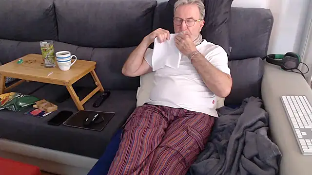 Snapshot of Nudelschwanz chatting on 03/08/25, 03:56 Nudelschwanz online show from 03/08/25, 03:56