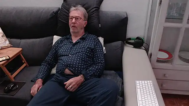 Snapshot of Nudelschwanz chatting on 03/08/25, 04:34 Nudelschwanz online show from 03/08/25, 04:34