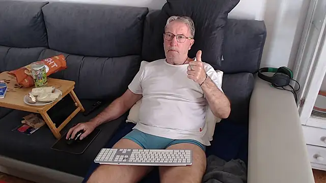 Snapshot of Nudelschwanz chatting on 03/11/25, 12:39 Nudelschwanz online show from 03/11/25, 12:39