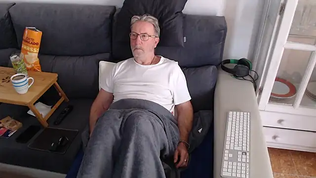 Snapshot of Nudelschwanz chatting on 03/09/25, 03:49 Nudelschwanz online show from 03/09/25, 03:49