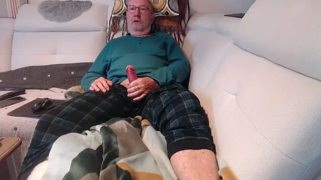 Snapshot of Nudelschwanz chatting on 05/18/26, 04:07 Nudelschwanz online show from 05/18/26, 04:07