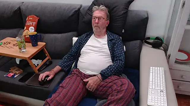 Snapshot of Nudelschwanz chatting on 03/09/25, 10:19 Nudelschwanz online show from 03/09/25, 10:19