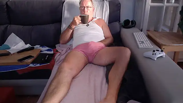 Snapshot of Nudelschwanz chatting on 09/27/25, 06:41 Nudelschwanz online show from 09/27/25, 06:41