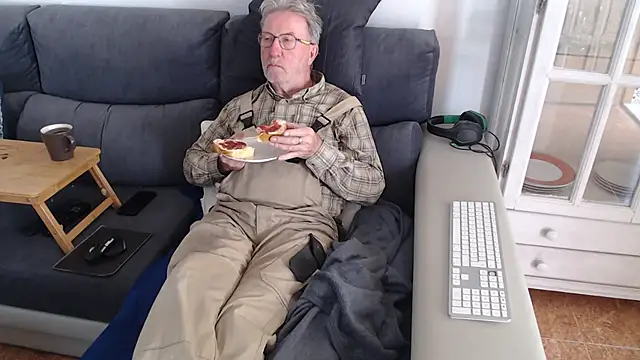 Snapshot of Nudelschwanz chatting on 02/28/25, 03:26 Nudelschwanz online show from 02/28/25, 03:26