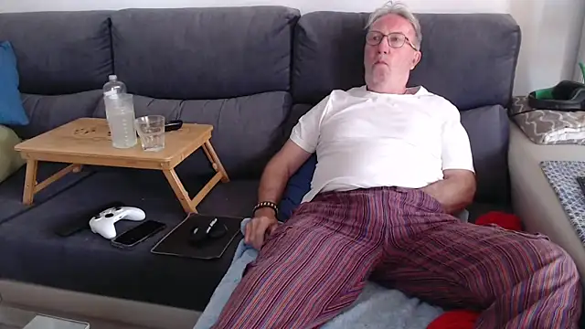 Snapshot of Nudelschwanz chatting on 05/01/26, 01:38 Nudelschwanz online show from 05/01/26, 01:38