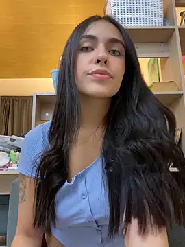 Snapshot of DaphneUwu chatting on 10/23/25, 03:05 DaphneUwu online show from 10/23/25, 03:05