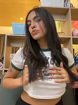 Snapshot of DaphneUwu chatting on 10/30/25, 12:31 DaphneUwu online show from 10/30/25, 12:31