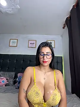 Snapshot of lovely_violet13 chatting on 11/24/25, 04:07 lovely violet13 online show from 11/24/25, 04:07