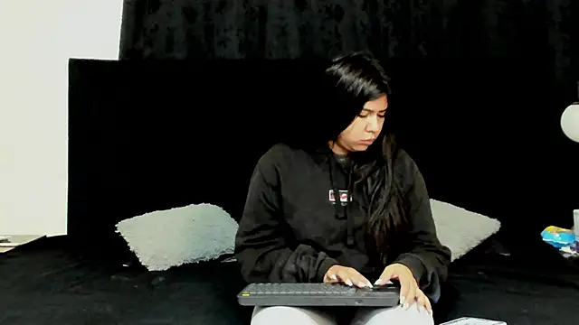 Snapshot of lissandthor13 chatting on 12/19/25, 10:17 lissandthor13 online show from 12/19/25, 10:17