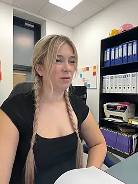 CherryAuroraa online show from 12/05/24, 08:28