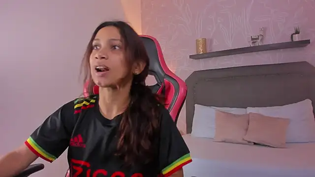 cora 22 online show from 10/25/25, 12:39