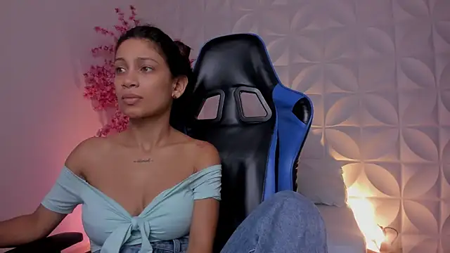 cora 22 online show from 12/04/25, 12:48