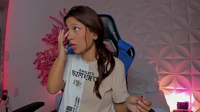 cora 22 online show from 11/08/25, 12:31