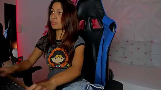 cora 22 online show from 11/04/25, 12:42