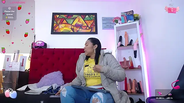 Snapshot of louise_nails chatting on 09/26/25, 12:01 louise nails online show from 09/26/25, 12:01