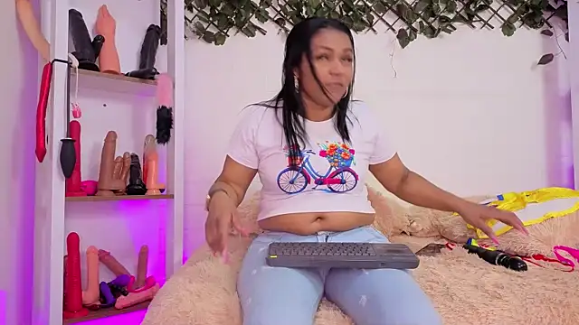 Snapshot of louise_nails chatting on 06/19/26, 05:41 louise nails online show from 06/19/26, 05:41