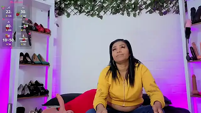 louise nails online show from 04/11/26, 01:15