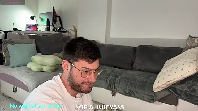 Snapshot of Sofia_JuicyAss chatting on 01/08/25, 03:28 Sofia JuicyAss online show from 01/08/25, 03:28