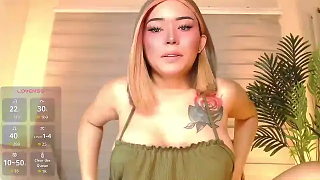 Snapshot of Yourdreamcum_ts chatting on 10/29/25, 01:48 Yourdreamcum ts online show from 10/29/25, 01:48