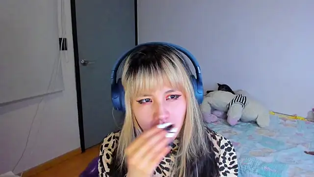Snapshot of Akane-Mou chatting on 12/10/24, 07:37 Akane-Mou online show from 12/10/24, 07:37