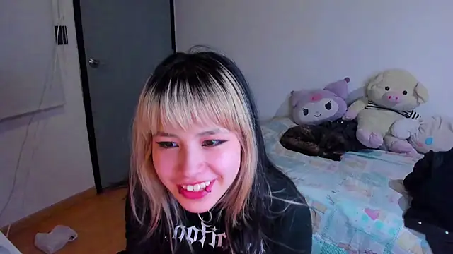 Snapshot of Akane-Mou chatting on 12/12/24, 02:26 Akane-Mou online show from 12/12/24, 02:26