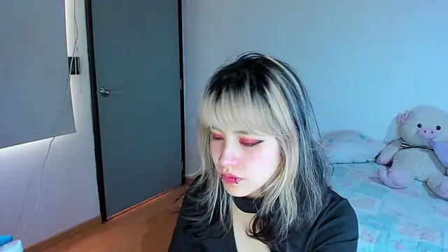Snapshot of Akane-Mou chatting on 12/07/24, 08:33 Akane-Mou online show from 12/07/24, 08:33