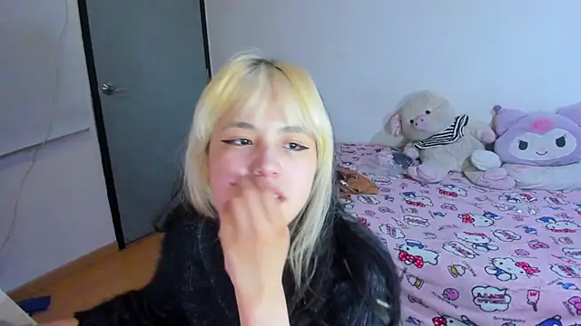 Snapshot of Akane-Mou chatting on 03/11/25, 08:30 Akane-Mou online show from 03/11/25, 08:30