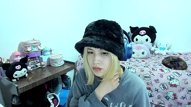 Snapshot of Akane-Mou chatting on 09/15/25, 07:09 Akane-Mou online show from 09/15/25, 07:09