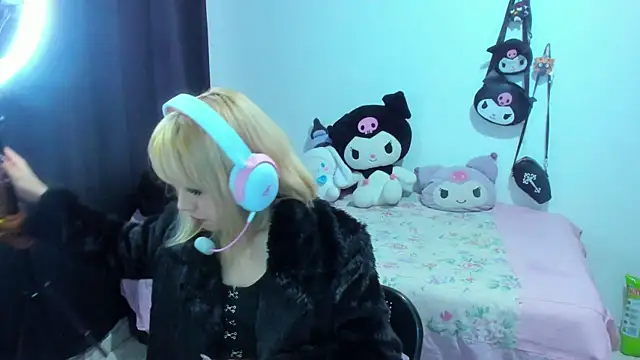Snapshot of Akane-Mou chatting on 10/24/25, 03:16 Akane-Mou online show from 10/24/25, 03:16