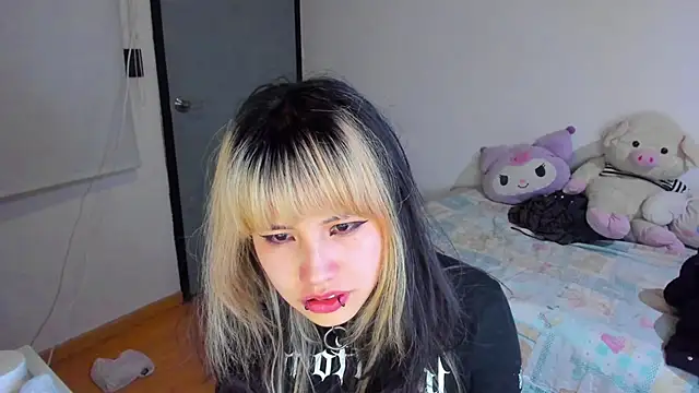 Snapshot of Akane-Mou chatting on 12/12/24, 05:31 Akane-Mou online show from 12/12/24, 05:31