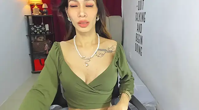 Trixie Mattel21 online show from 03/05/25, 09:48