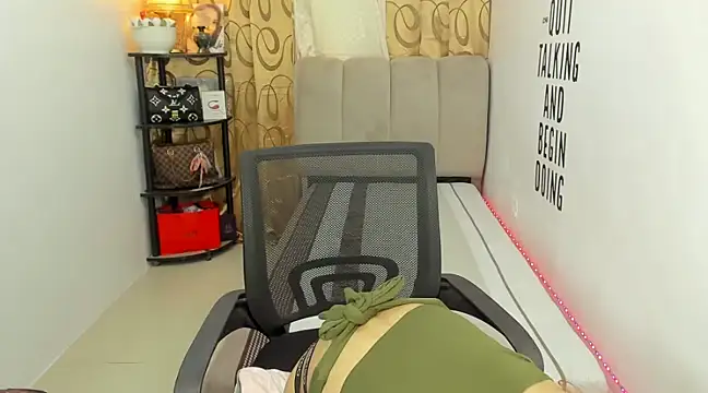 Trixie Mattel21 online show from 01/03/25, 05:28